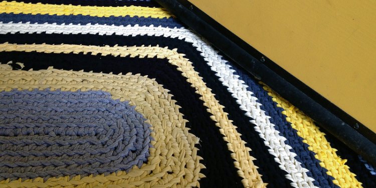 DIY yarn rug